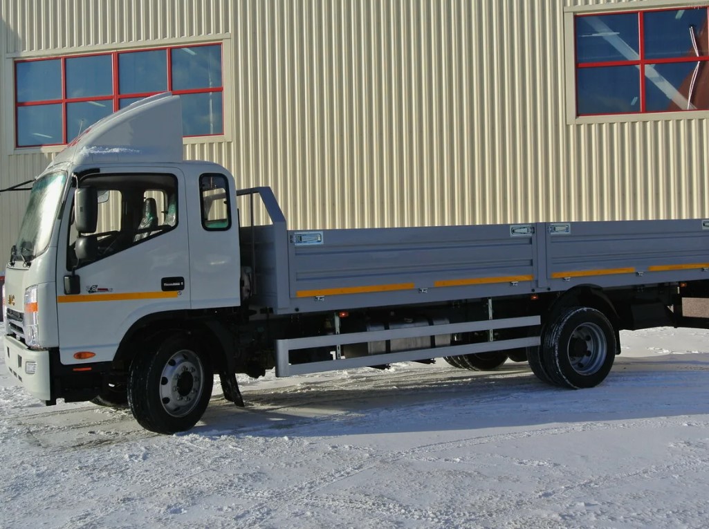 Бортовые грузовики - особенности и сферы применения